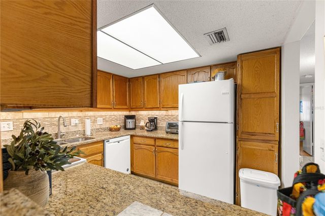 586 FAIRWAYS CIRCLE A, Ocala, FL 34472