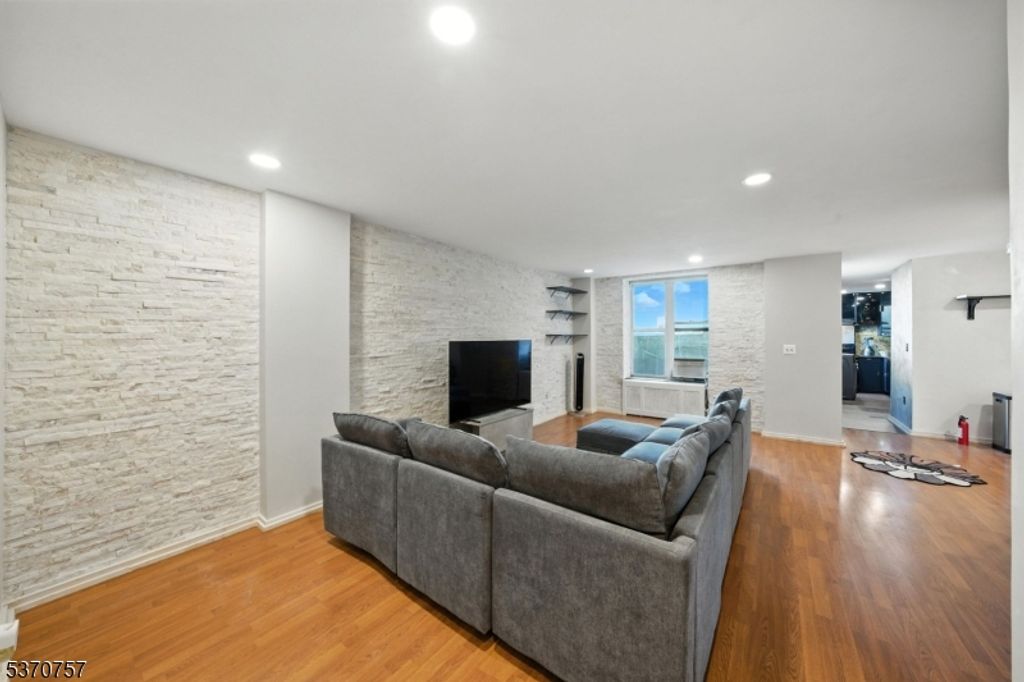 50 Glenwood Ave 702, Jersey City, NJ 07306