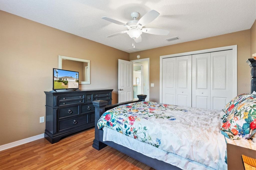 Image 23 of property listing at 2332 GRENADIER WAY, The Villages, FL 32162