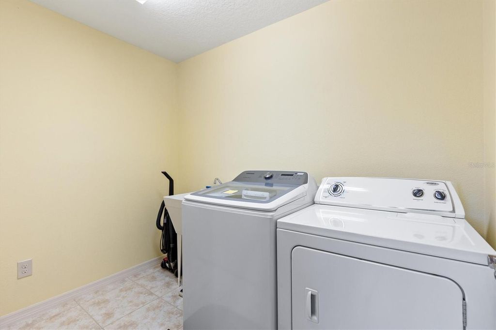 Image 27 of property listing at 2332 GRENADIER WAY, The Villages, FL 32162