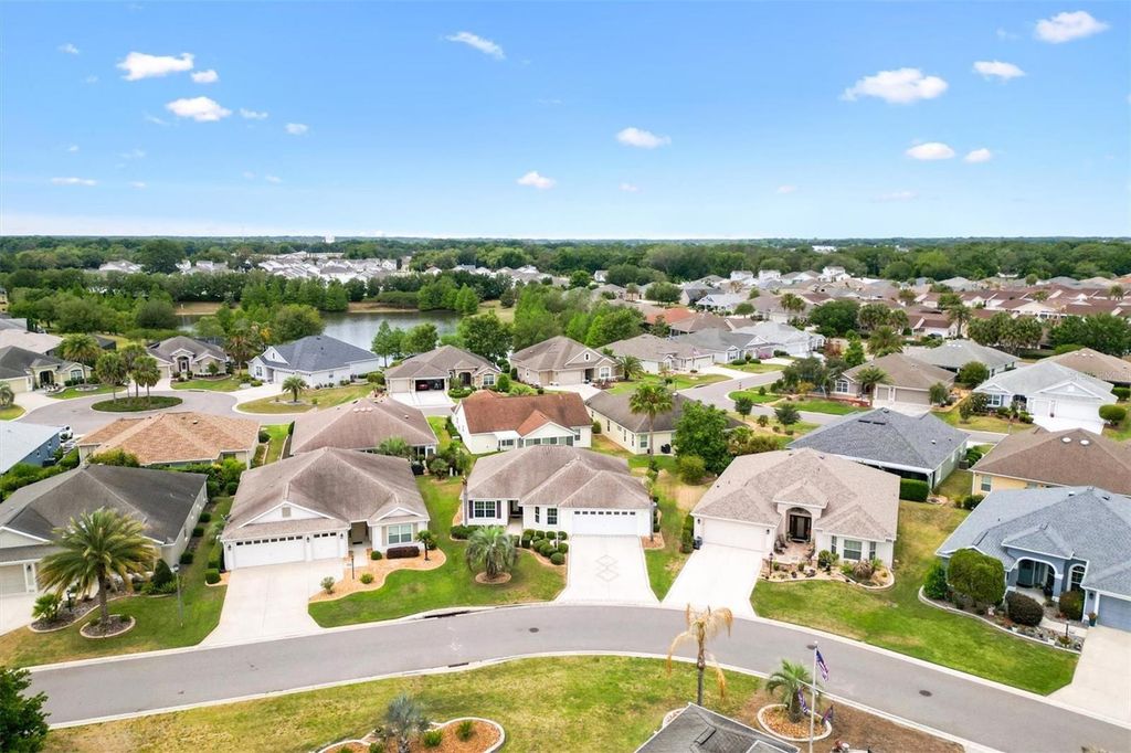 Image 36 of property listing at 2332 GRENADIER WAY, The Villages, FL 32162