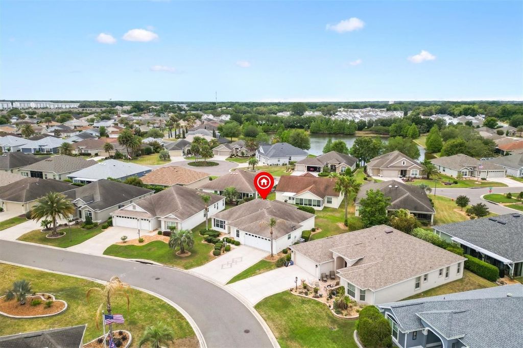 Image 37 of property listing at 2332 GRENADIER WAY, The Villages, FL 32162
