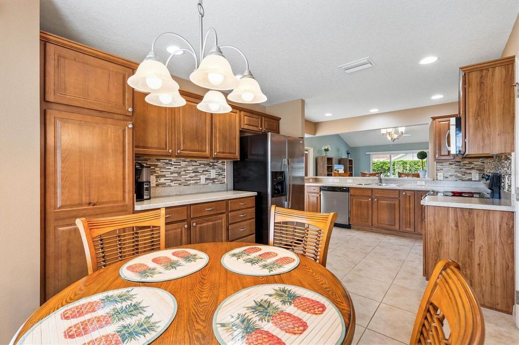 Image 9 of property listing at 2332 GRENADIER WAY, The Villages, FL 32162