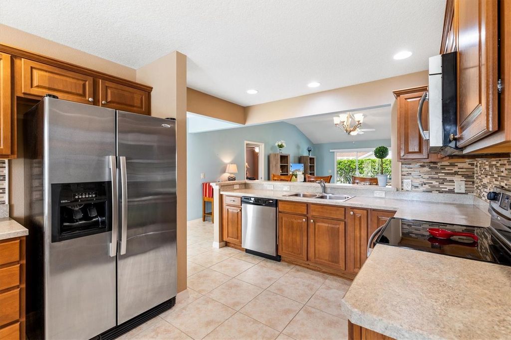 Image 10 of property listing at 2332 GRENADIER WAY, The Villages, FL 32162