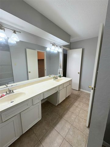 1014 Stoneleigh Court, Tomball, TX 77375