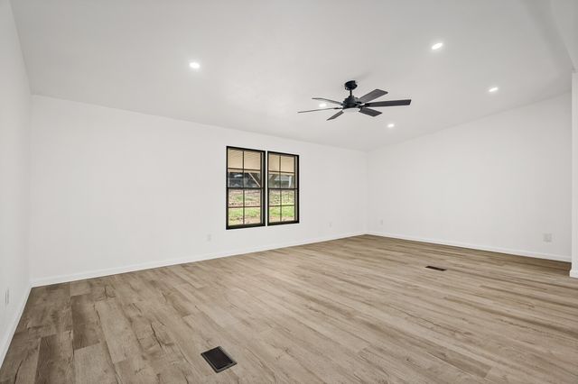 1030 Lena Rosson Rd, Chapmansboro, TN 37035