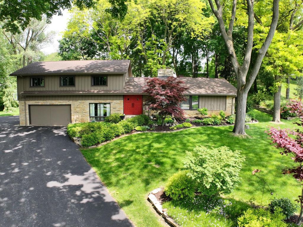 1335 Pineview COURT, Brookfield, WI 53045