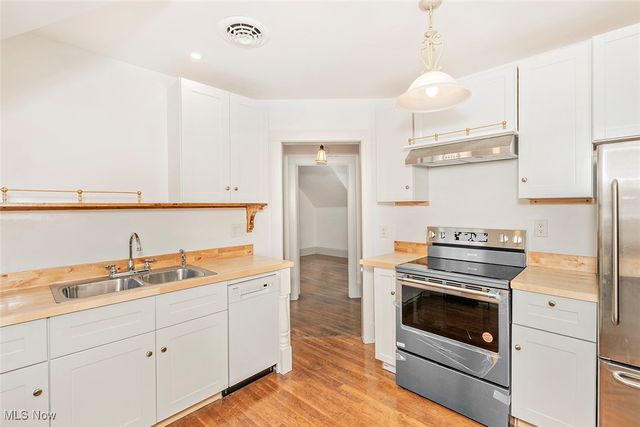 10 E Hanna Lane S, Bratenahl, OH 44108