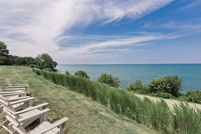 10 E Hanna Lane S, Bratenahl, OH 44108