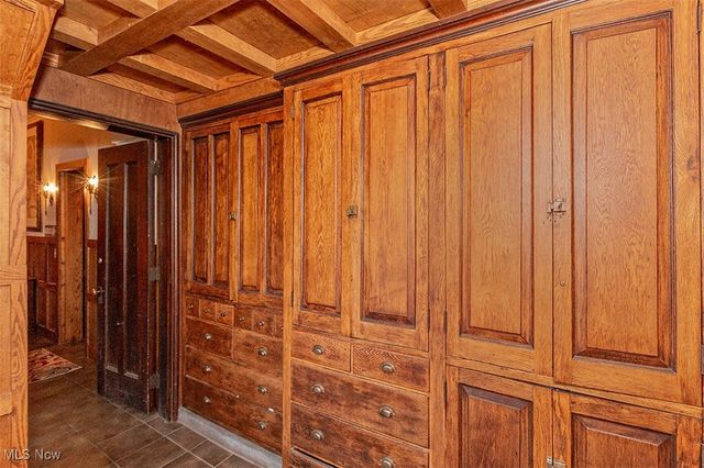 10 E Hanna Lane S, Bratenahl, OH 44108