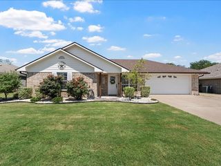 211 Broken Arrow Drive, Lacy Lakeview, TX 76705