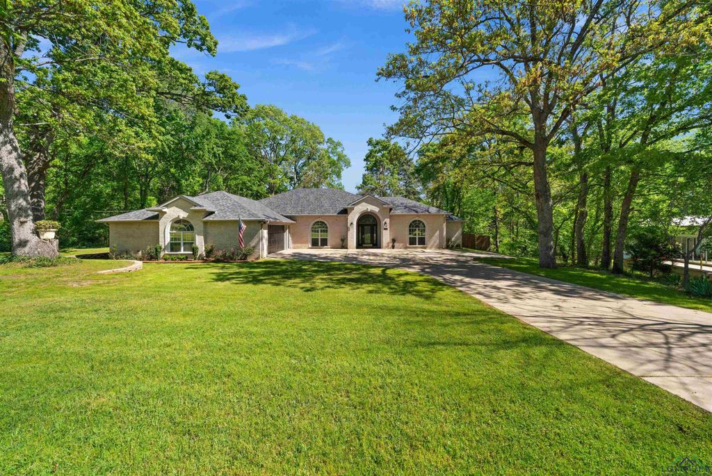 1804 W Lake Dr., Gladewater, TX 75647
