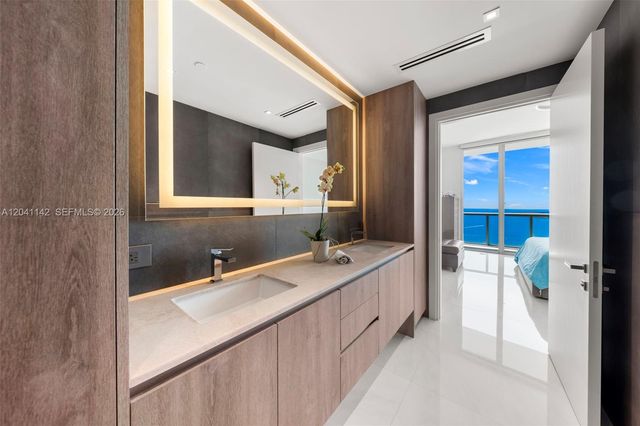 888 Biscayne Blvd 5404, Miami, FL 33132