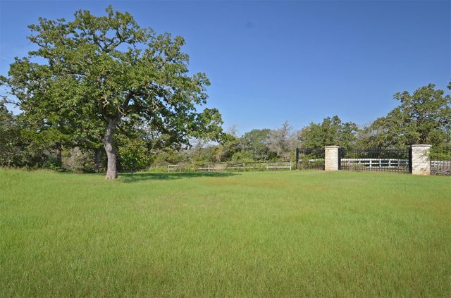 1880 Schoenberg Road, Carmine, TX 78932