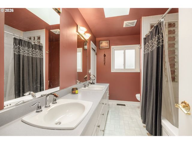 866 Se 136TH Ave, Portland, OR 97233