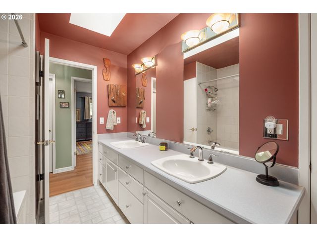866 Se 136TH Ave, Portland, OR 97233