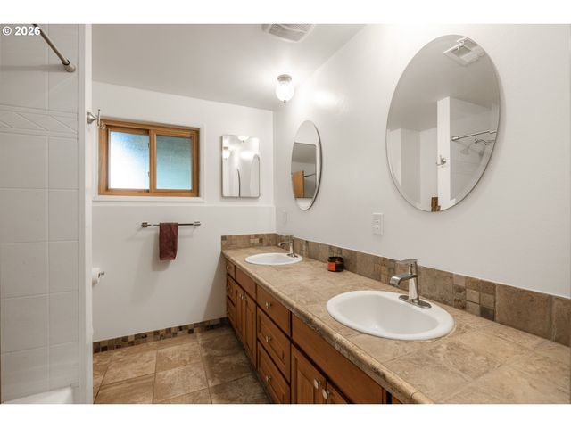 866 Se 136TH Ave, Portland, OR 97233