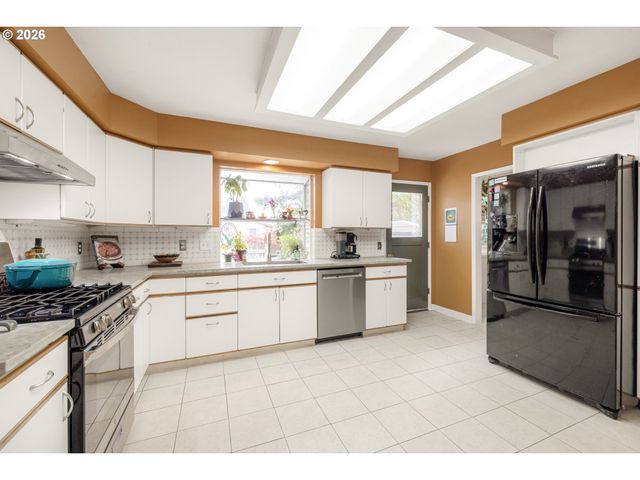 866 Se 136TH Ave, Portland, OR 97233