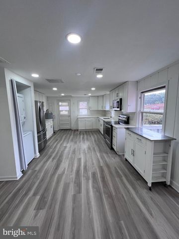 3723 W OX RD, Fairfax, VA 22033