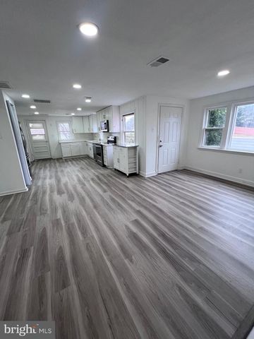 3723 W OX RD, Fairfax, VA 22033