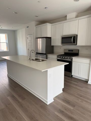 2226 Lakeshore Drive 2226, Schaumburg, IL 60173