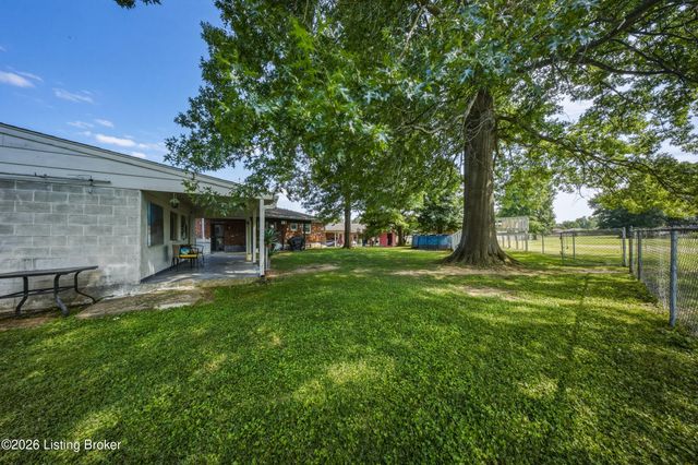 4100 Spyglass Ct, Louisville, KY 40229