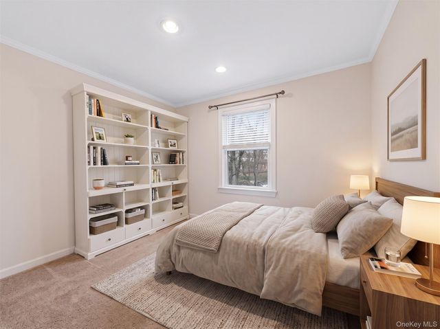 24 Edwards St Apt 1G, Roslyn Heights, NY 11577