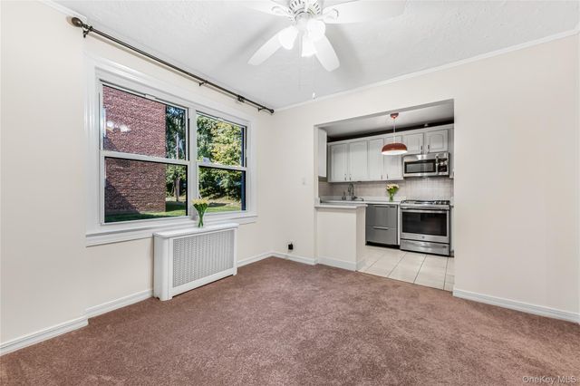 24 Edwards St Apt 1G, Roslyn Heights, NY 11577