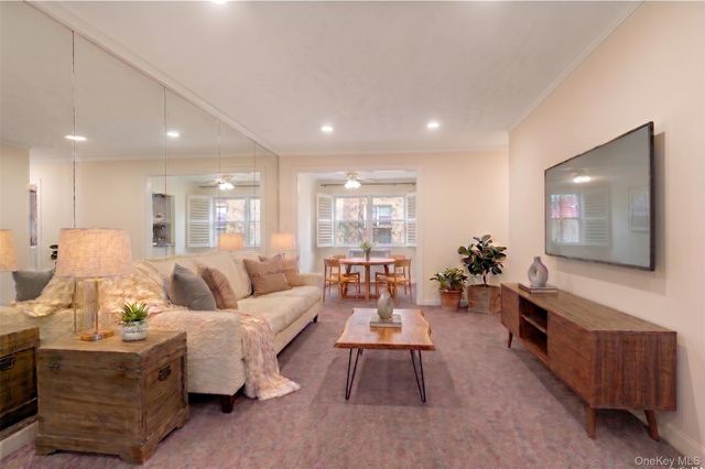 24 Edwards St Apt 1G, Roslyn Heights, NY 11577