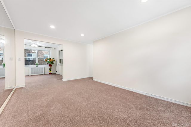 24 Edwards St Apt 1G, Roslyn Heights, NY 11577