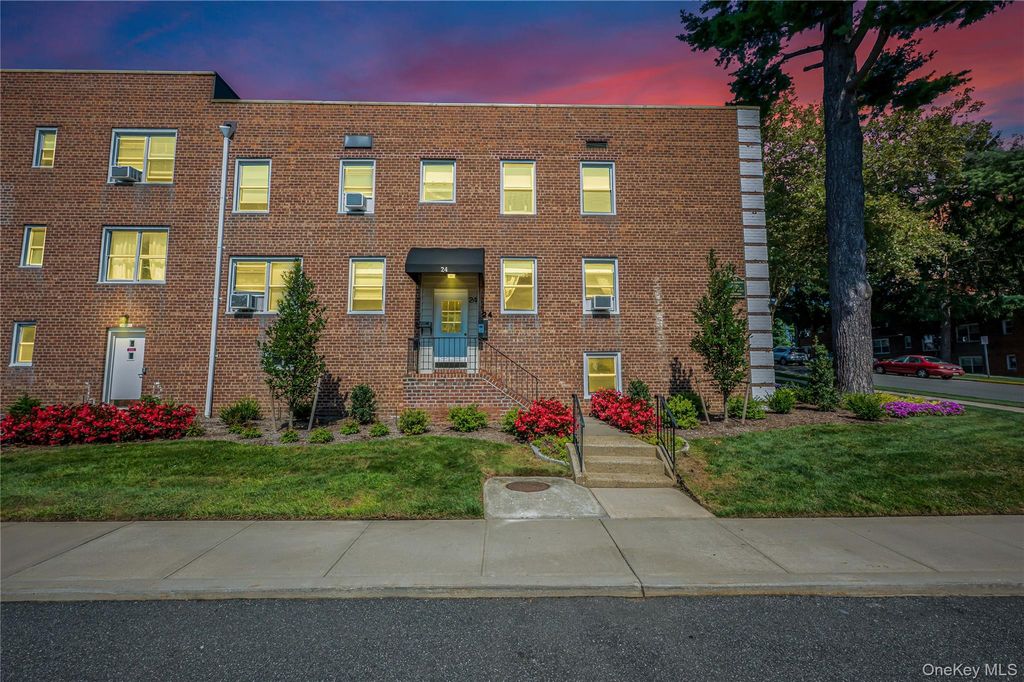 24 Edwards St Apt 1G, Roslyn Heights, NY 11577 — exterior