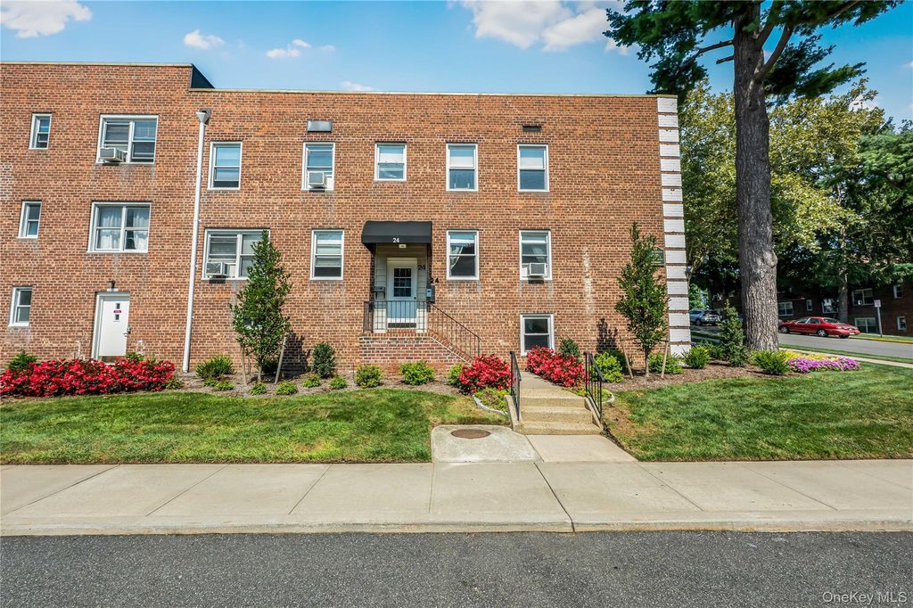 24 Edwards St Apt 1G, Roslyn Heights, NY 11577 — photo 2