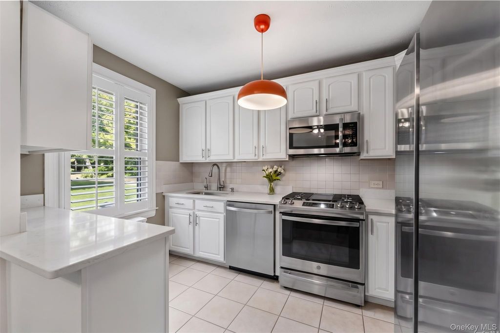 24 Edwards St Apt 1G, Roslyn Heights, NY 11577 — photo 5