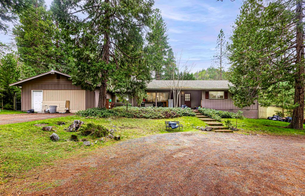 251 Surrey Drive, Grants Pass, OR 97526