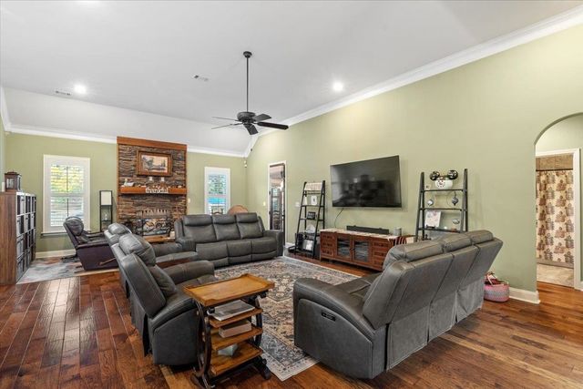 210 SAUNDERS CREEK CIR, Rossville, TN 38066