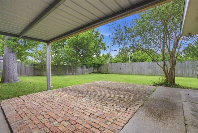 1249 Bayouwood Drive S, Lake Charles, LA 70605