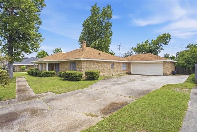 1249 Bayouwood Drive S, Lake Charles, LA 70605