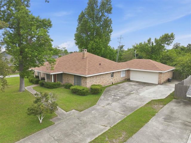 1249 Bayouwood Drive S, Lake Charles, LA 70605