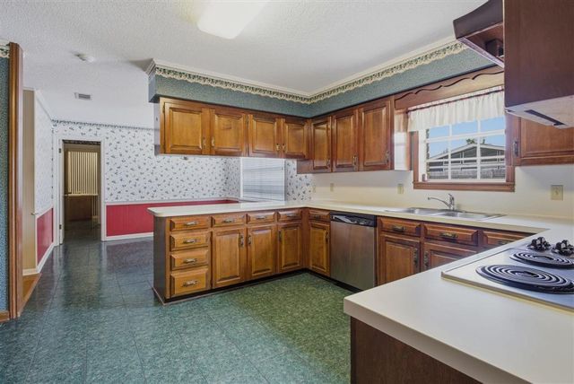 1249 Bayouwood Drive S, Lake Charles, LA 70605