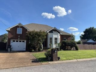 127 Iroquois Dr, White House, TN 37188