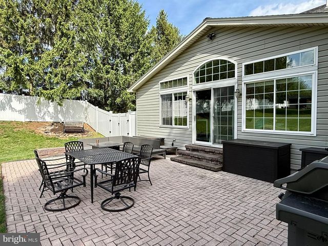 6074 MAYFAIR DR, Harrisburg, PA 17112