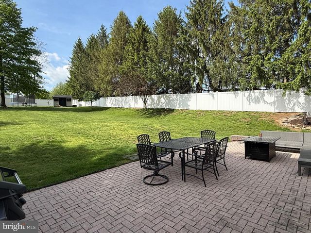 6074 MAYFAIR DR, Harrisburg, PA 17112