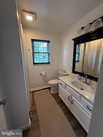 6074 MAYFAIR DR, Harrisburg, PA 17112