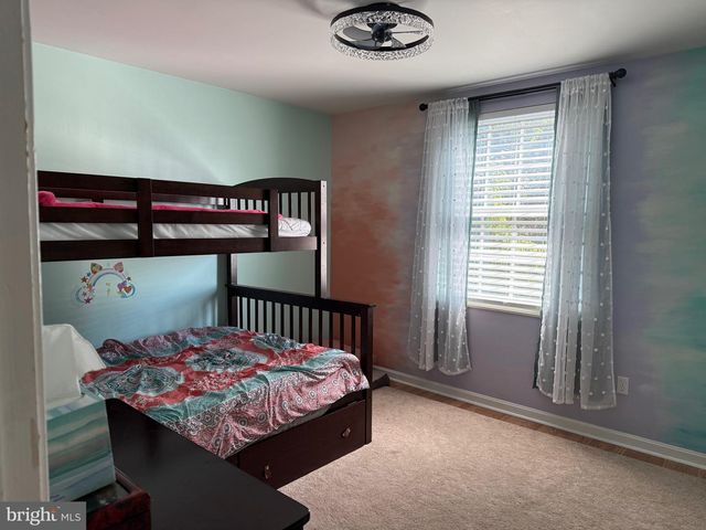 6074 MAYFAIR DR, Harrisburg, PA 17112