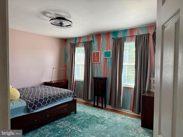 6074 MAYFAIR DR, Harrisburg, PA 17112