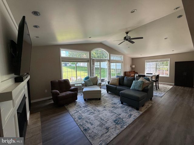 6074 MAYFAIR DR, Harrisburg, PA 17112