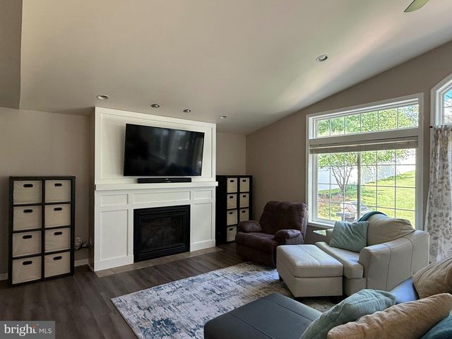 6074 MAYFAIR DR, Harrisburg, PA 17112