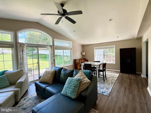 6074 MAYFAIR DR, Harrisburg, PA 17112