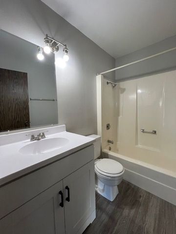 7030 Barrington Court 204, Woodridge, IL 60517