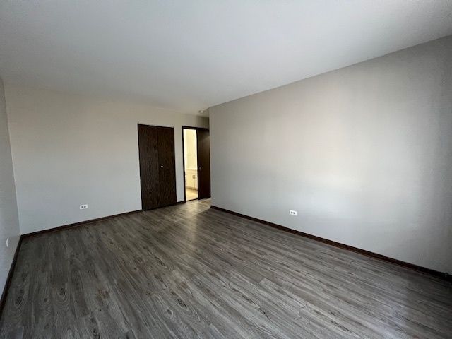 7030 Barrington Court 204, Woodridge, IL 60517